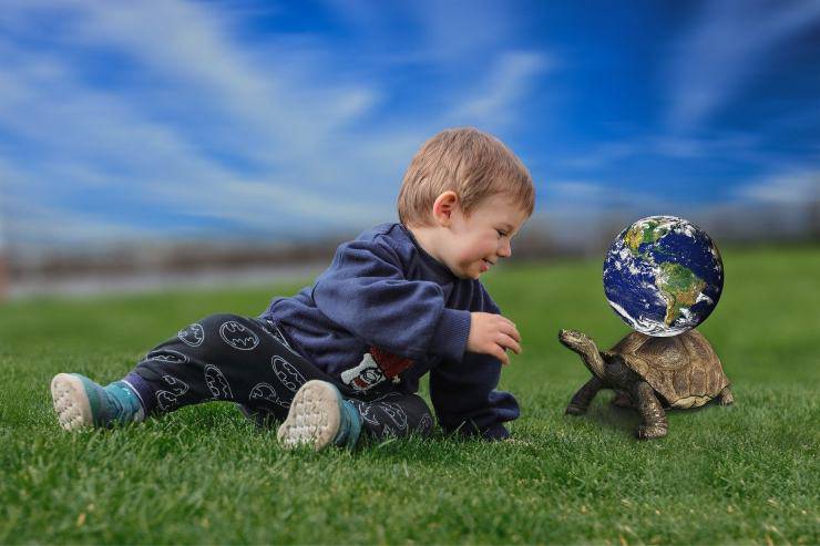 Niño y tortuga