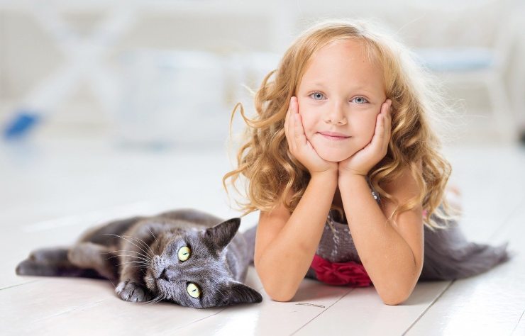 Niños y gatos