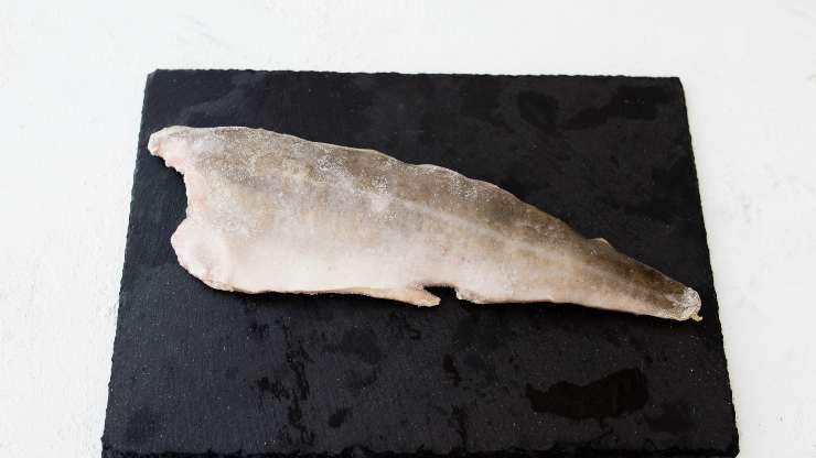pescado congelado en la mesa pescado