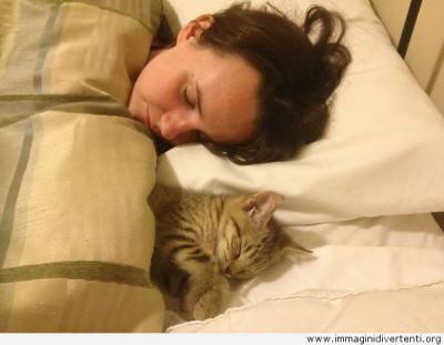 mujer-que-duerme-con-el-gato