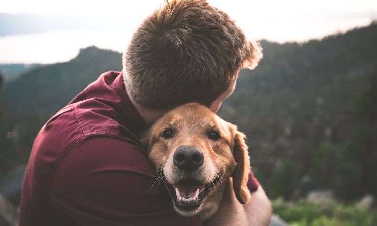 niño abraza a un perro