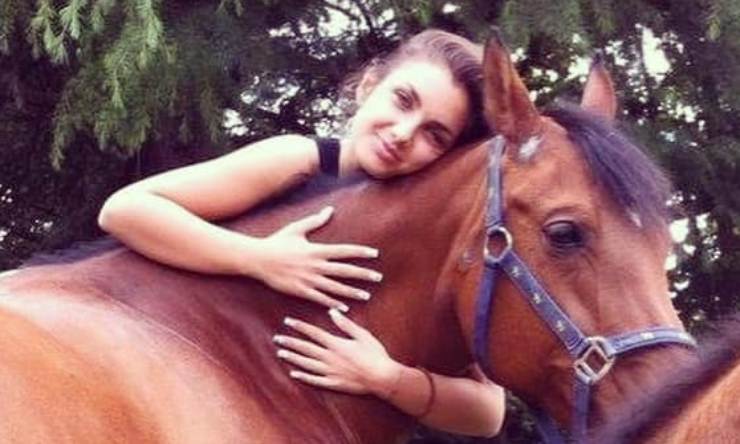 Elettra y el caballo (Foto Facebook)