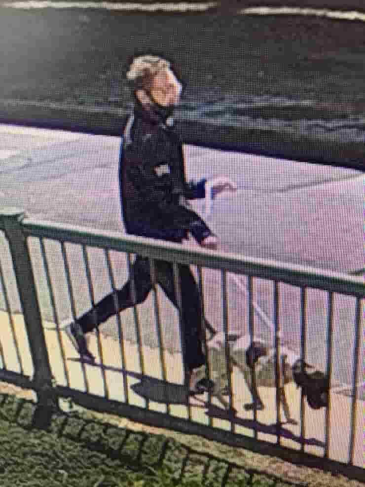 Titus el perro secuestrado con su secuestrador (foto de Twitter)