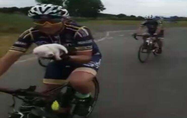 El equipo de Anagni Bike junto con su nueva mascota (Pantalla de video de Youtube)