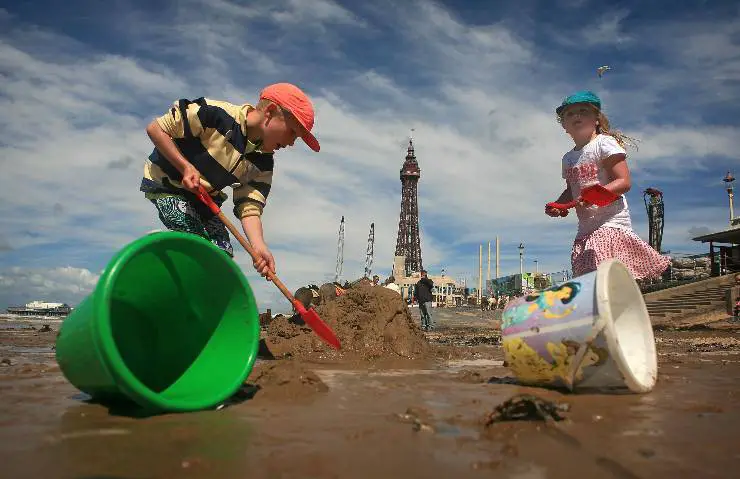 Niños jugando en el mar.