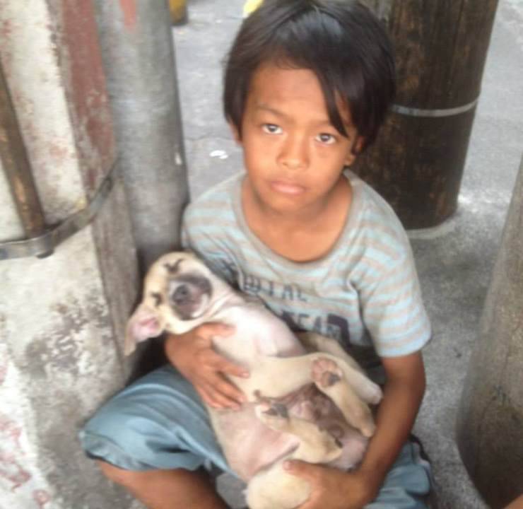 niño abandonado perrito filipinas