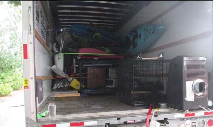 La camioneta en la que se encontraron 17 animales en muy mal estado (Foto Facebook)