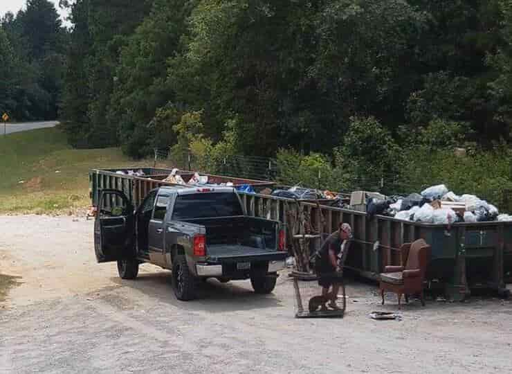 Cachorro abandonado cerca de la basura por su amante (Pantalla de video de Facebook)