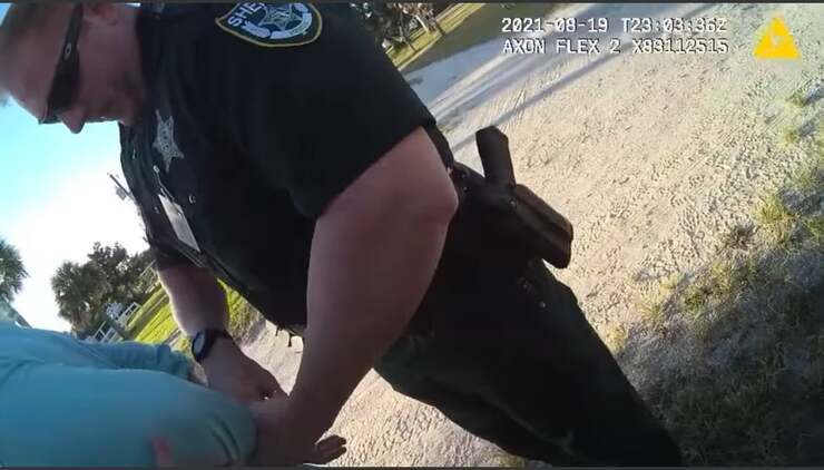 arresto de la mujer que arrojó al gato al río (Screen Video)