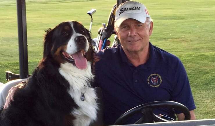 El perro que lleva años ayudando a los perros del refugio vendiendo pelotas de golf (FOTO)