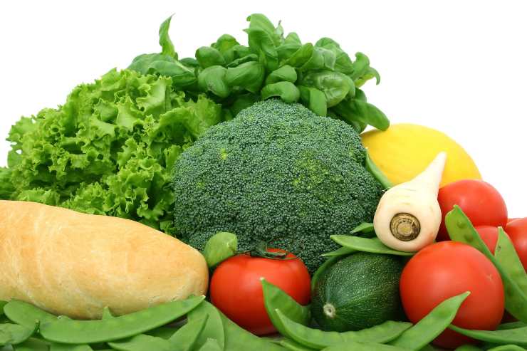Un montón de verduras en la mesa