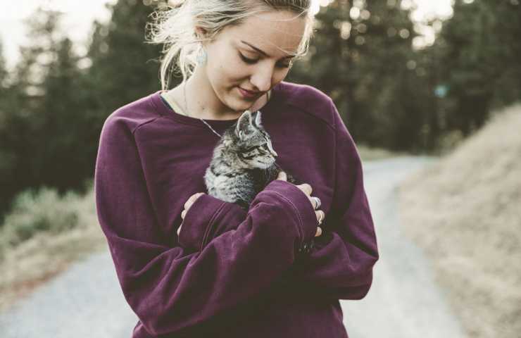 mujer con gatito