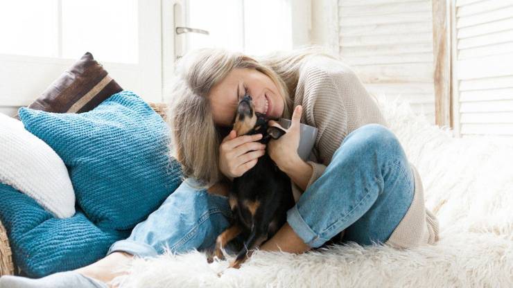 abrazando al perro