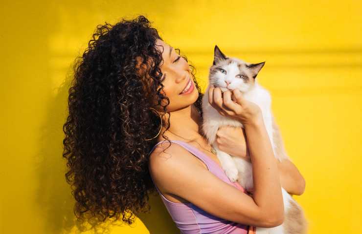 mujer con gato