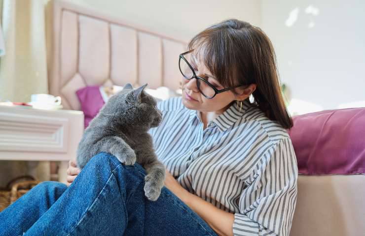 Mujer habla con gato