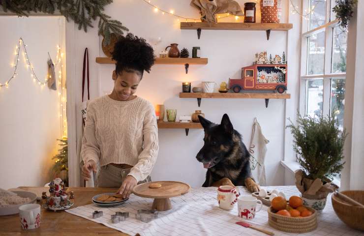 Mujer prepara galletas con perro