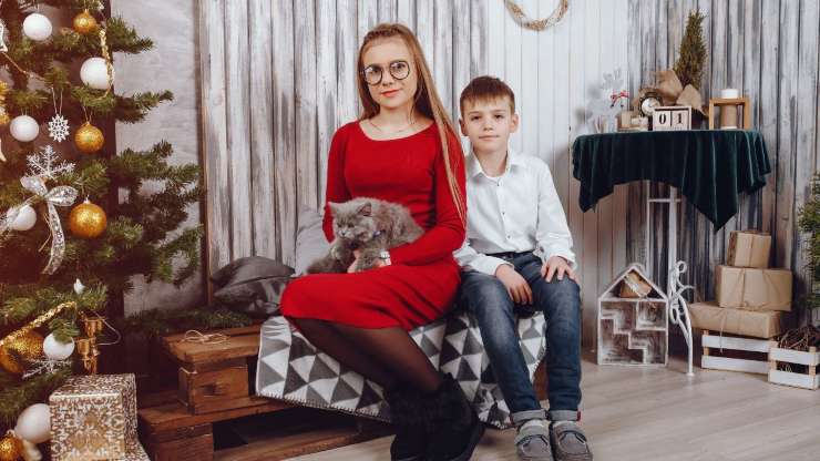 gatos y niños en navidad
