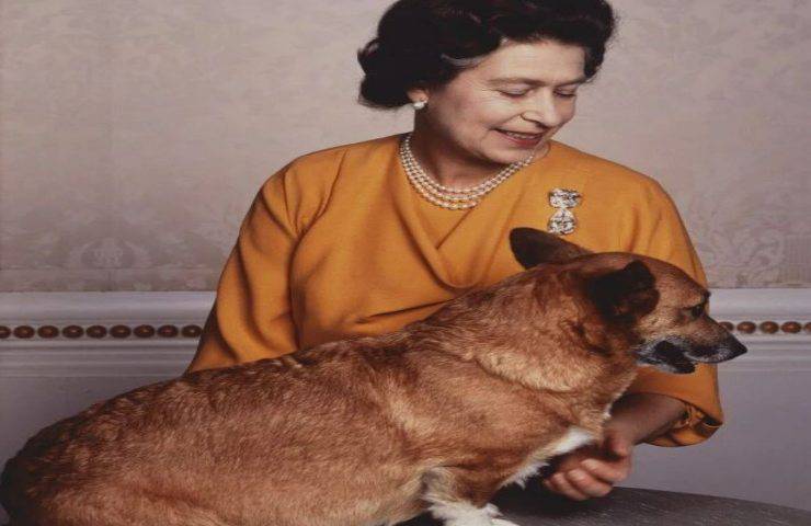 Reina Isabel con perro corgi 96 cumpleaños