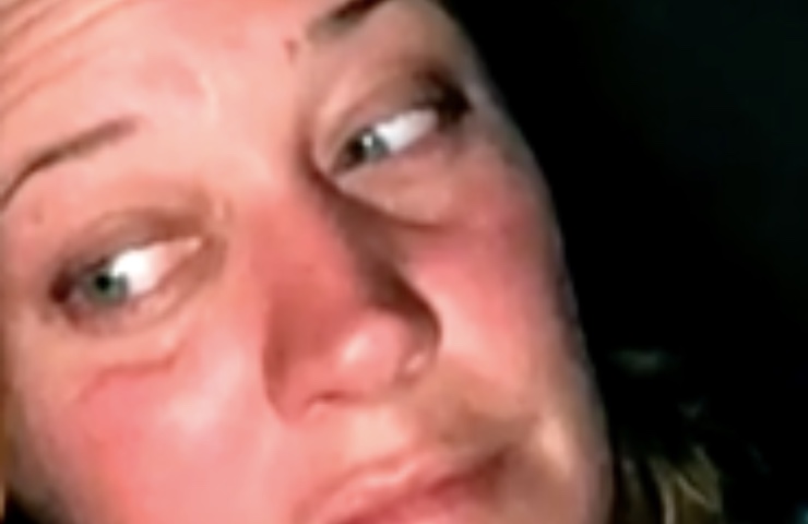 extraño mete en la cama mujer