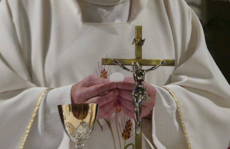 sacerdote celebra misa arrodillado