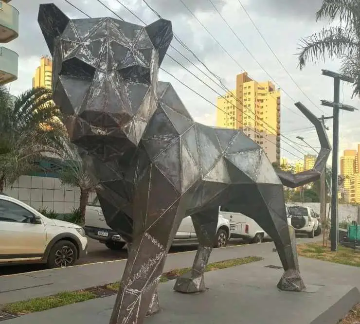 visitante de la estatua del jaguar