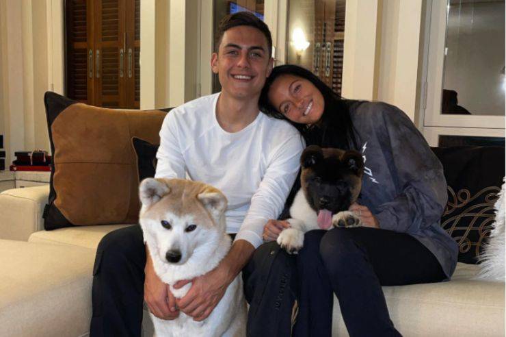 Paulo Dybala, su pareja y sus perros