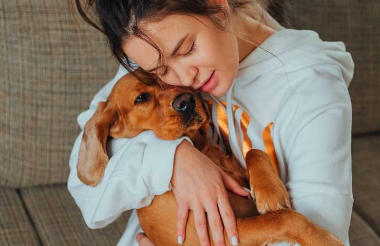 Mujer abraza al perro