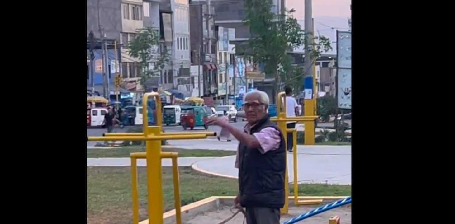 El tierno video del anciano balanceando al perro en el columpio – VIDEO