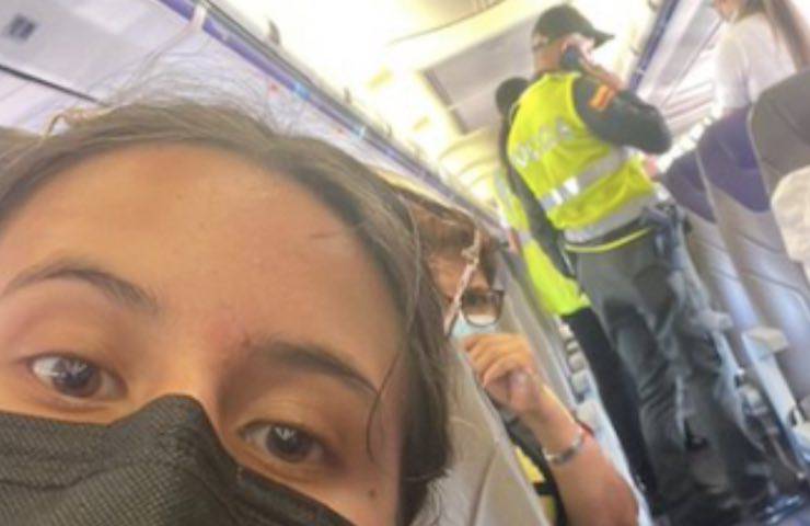 Loco bajarse del avión intentó